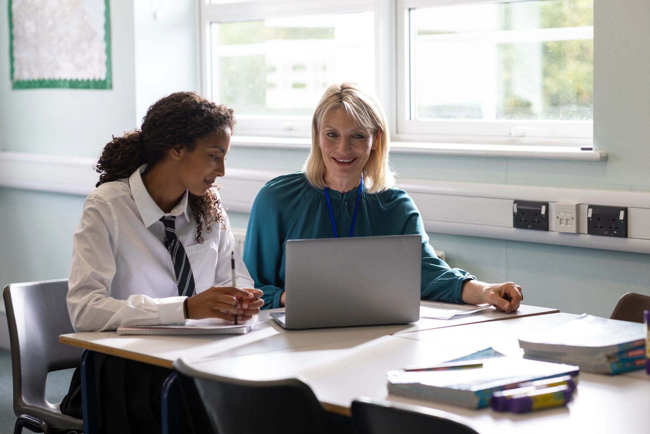 Academic mentor supporting a student during an online working session